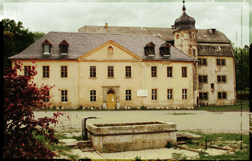 Schlossanlage nach der Dachsanierung mit neuer Turmhaube.